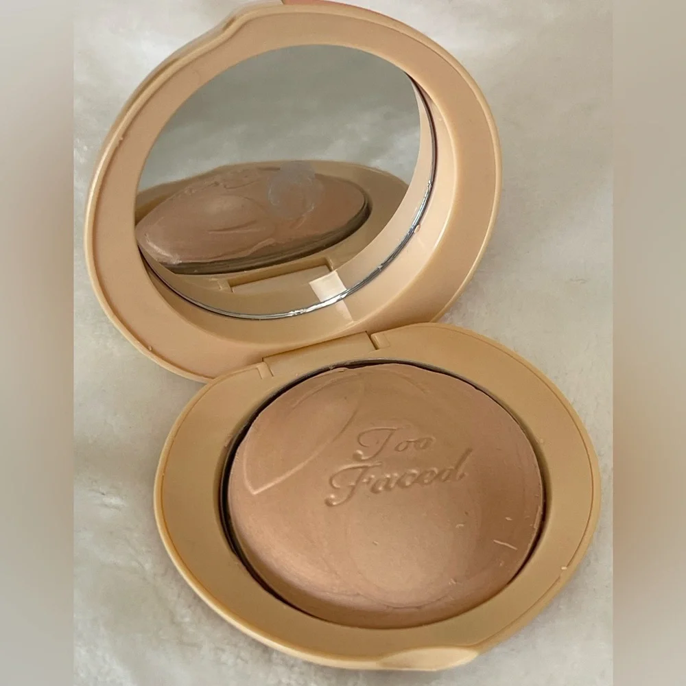 Too Faced Peach Frost Melting Powder Highlighter in Happy Face New in box